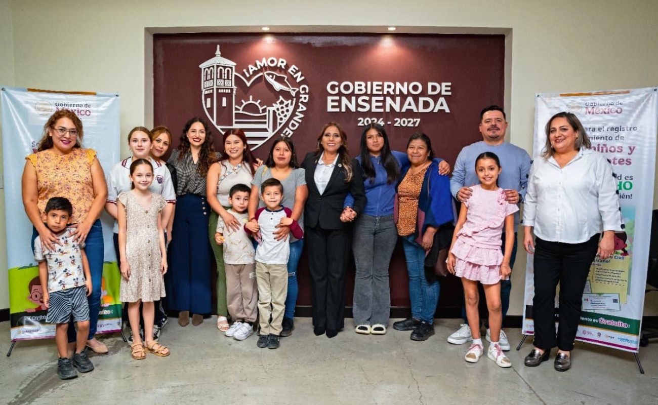 Entrega Claudia Agatón actas de nacimiento a niñas y niños con doble nacionalidad