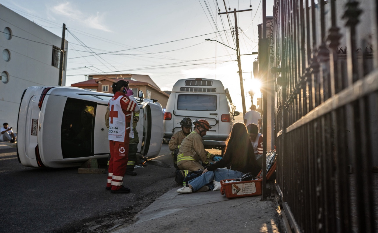 Vehículo de plataforma termina volcado en Playas de Tijuana