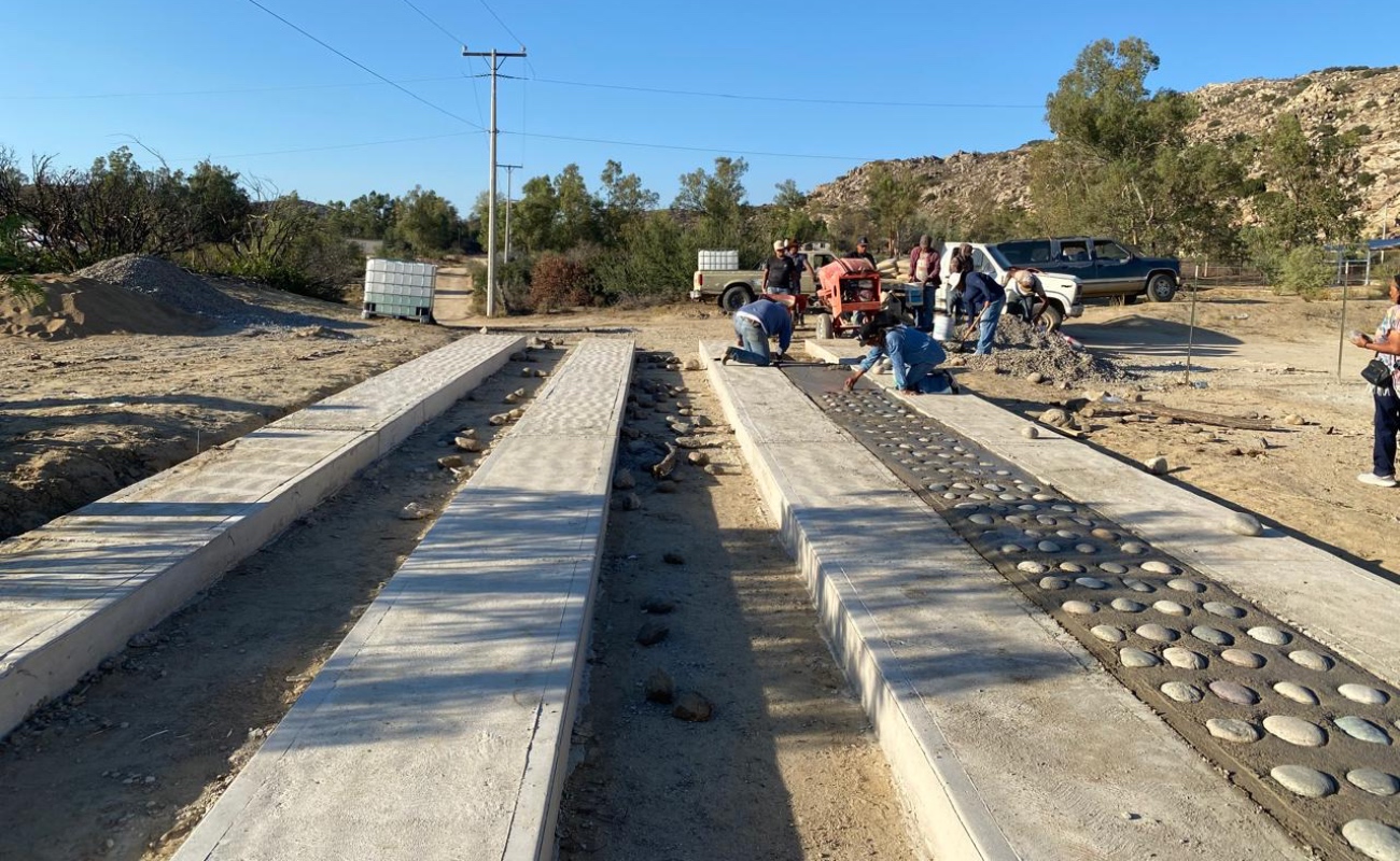 Avanza construcción de caminos artesanales en Baja California