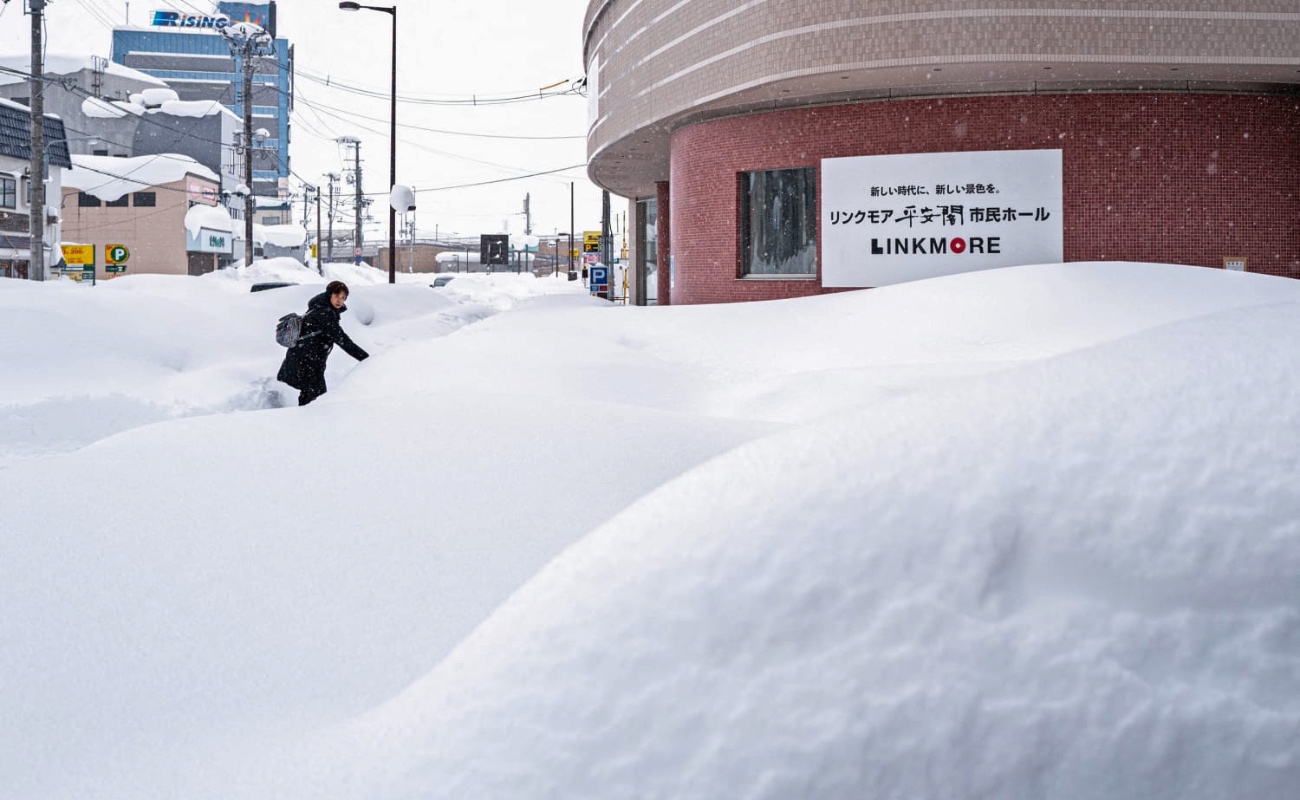 Acumulaciones históricas de nieve cubren ciudades del norte de Japón, provocando bloqueos viales y labores intensivas de rescate y limpieza.