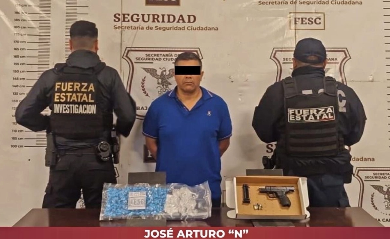 Elementos de la SSCBC aseguraron un arma de fuego y droga en la Zona Norte de Tijuana. José Arturo “N” fue detenido tras arrojar una bolsa con metanfetamina y portar un arma abastecida.