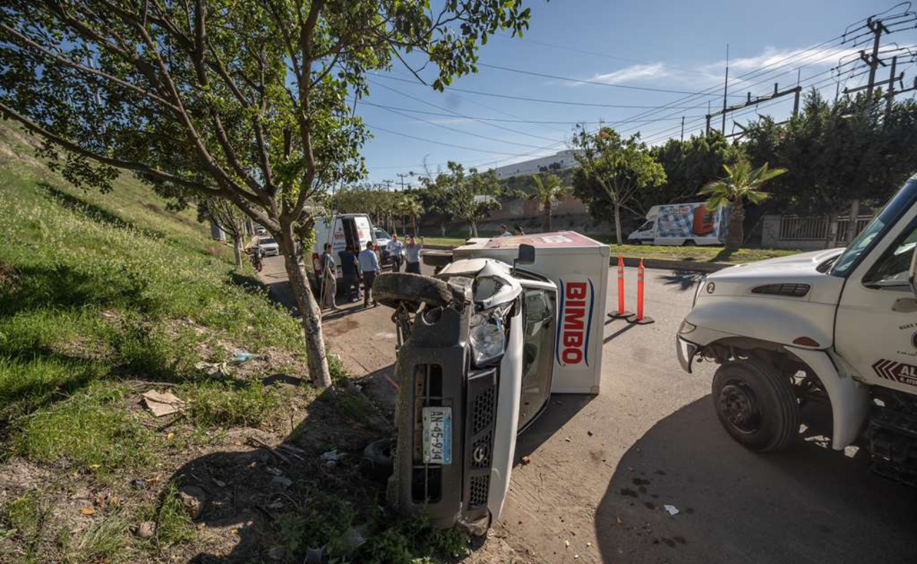 Elementos de Tránsito Municipal acudieron al lugar para llevar a cabo las diligencias correspondientes y coordinar la circulación en la zona.