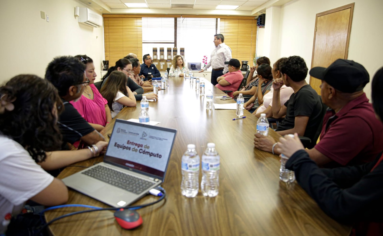 En Mexicali fueron beneficiados estudiantes de Secundaria, Preparatoria y Universidad.
