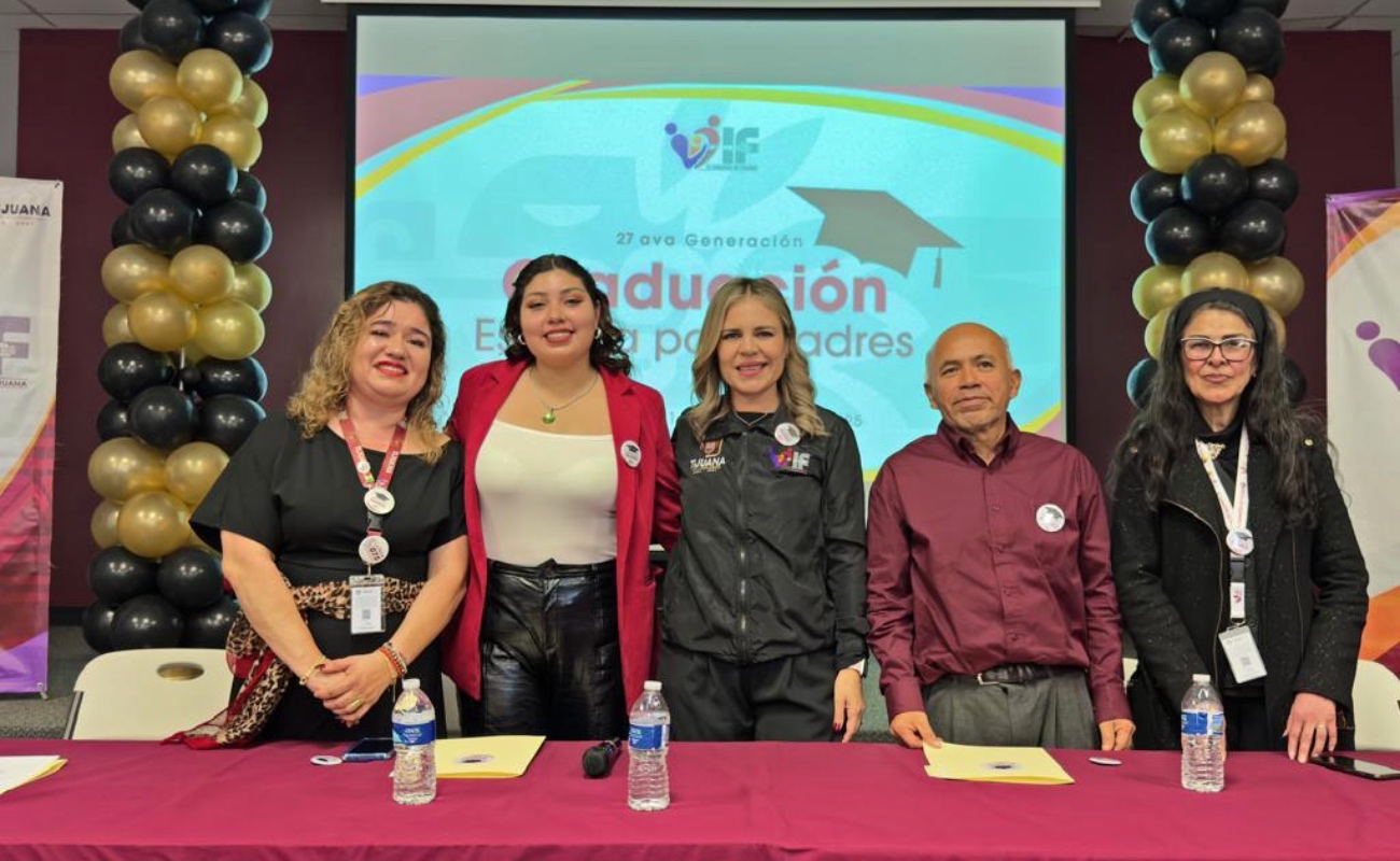 La directora de DIF Tijuana, Paola Leyva Izaguirre, reconoció el esfuerzo de graduados.