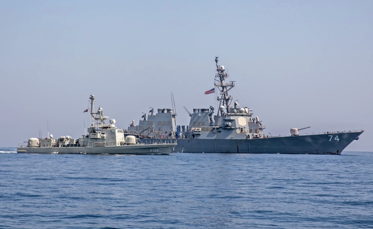 Buques militares patrullan una zona estratégica del Golfo mientras Irán desarrolla ejercicios navales con fuego real.