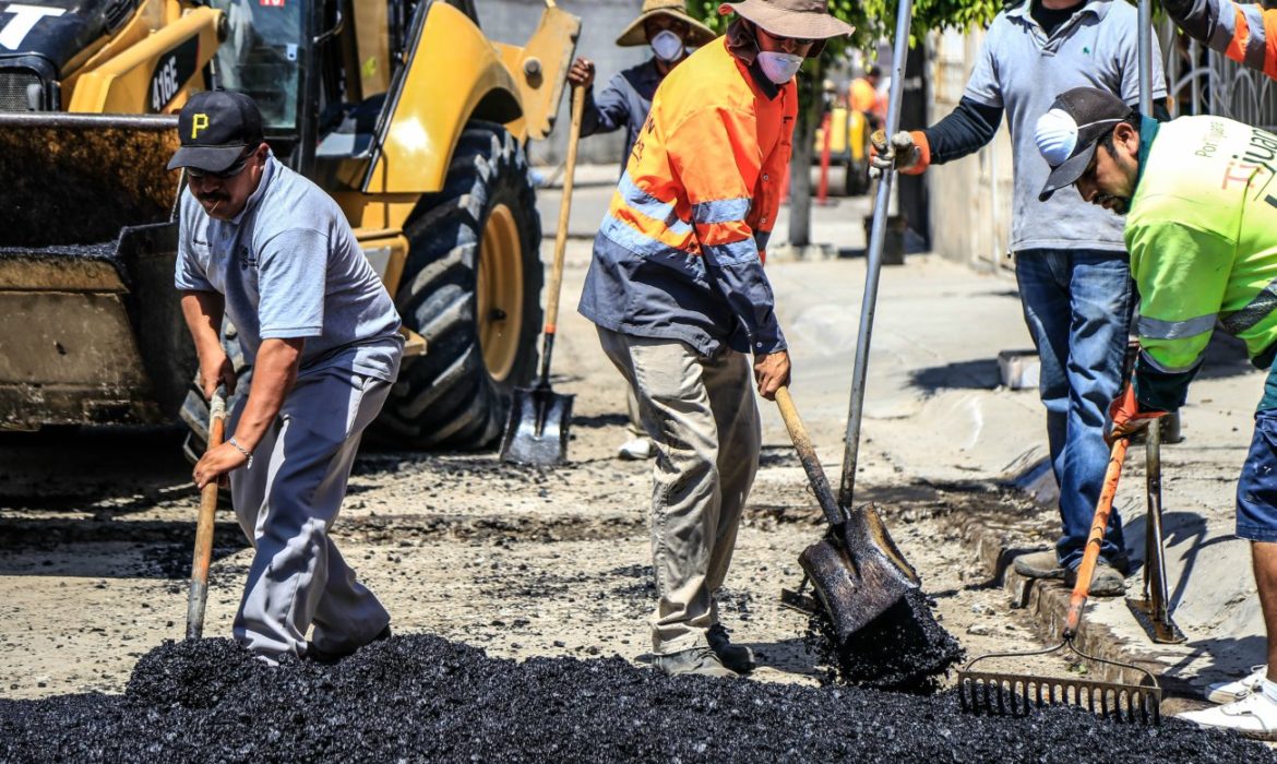 Realizan bacheo en avenidas de la delegación de La Presa