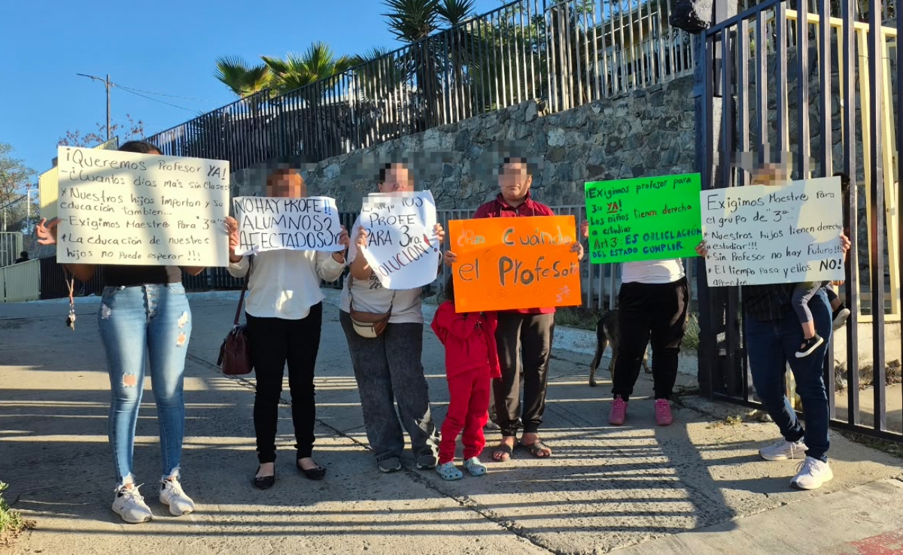 Hoy, padres de familia del grupo de 3º de la Escuela Primaria “Prof. Manuel Montes Carrillo”, piden se les asigne docente.