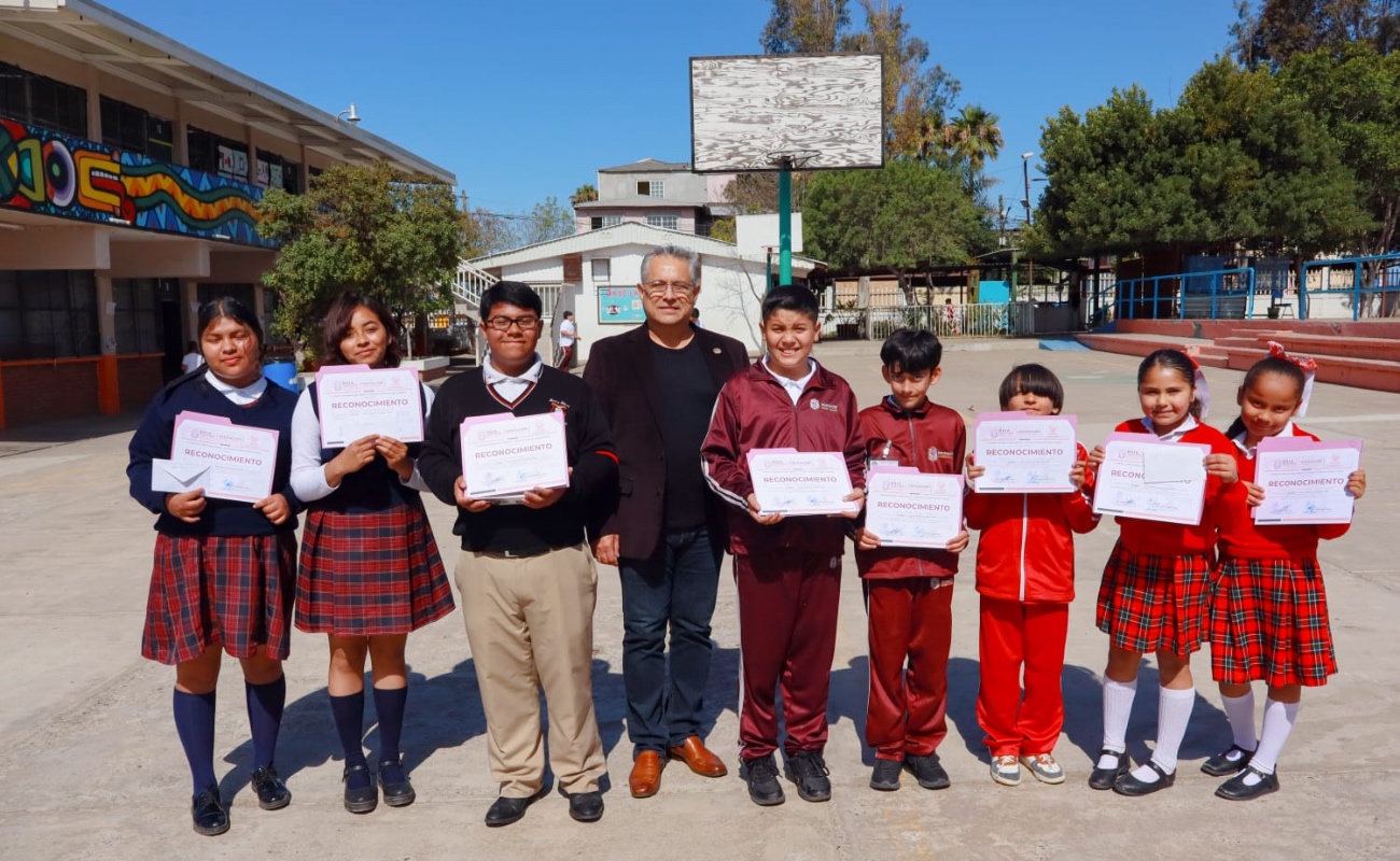 Se entregaron estímulos económicos y reconocimientos a 9 estudiantes de primaria y secundaria de Playas de Rosarito.