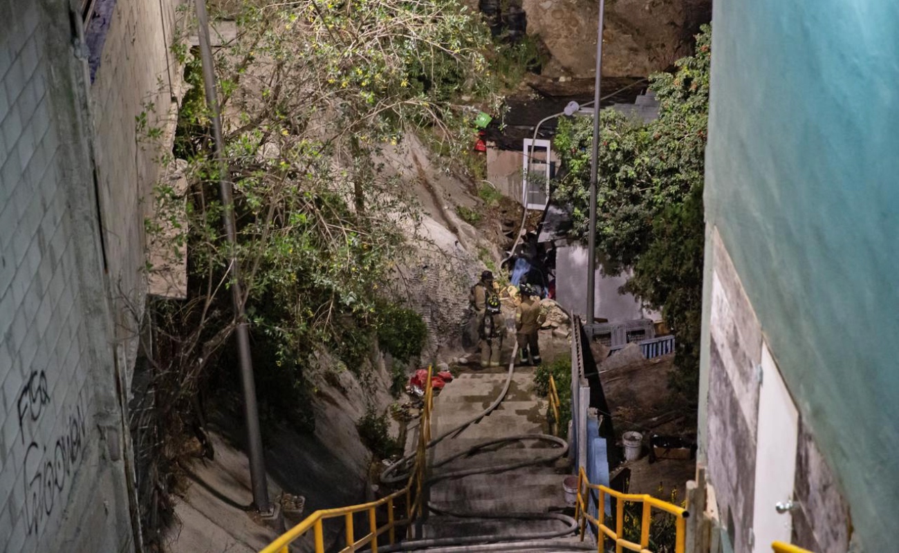El difícil acceso complico el trabajo de Bomberos.