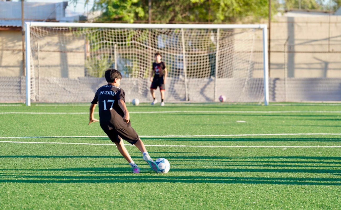 Entregan campo de fútbol de Valle del Álamo a las familias de dicha comunidad.