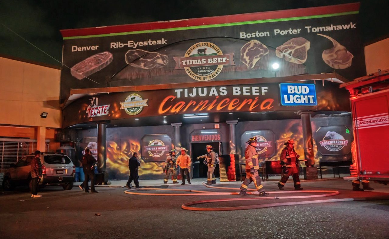 El incendio causó daños en el área de refrigeradores.