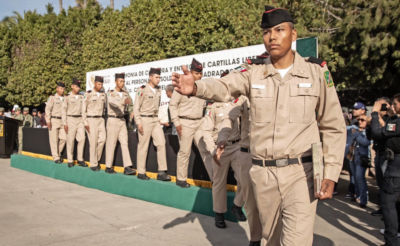 El evento contó con la presencia de autoridades militares y civiles, quienes entregaron reconocimientos a los conscriptos más destacados.