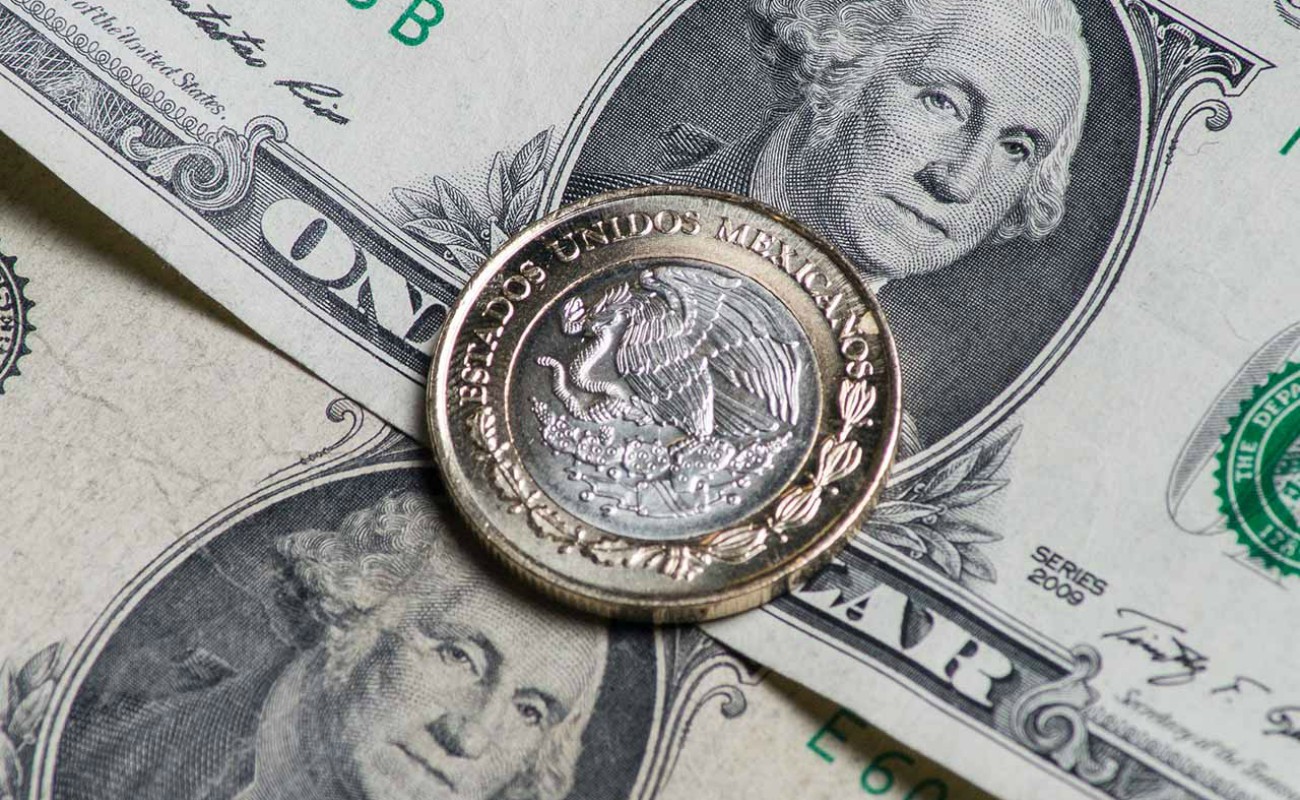 Cabe mencionar que la pérdida del peso frente al dólar también se debe a factores que afectan de manera exclusiva la demanda por pesos mexicanos.