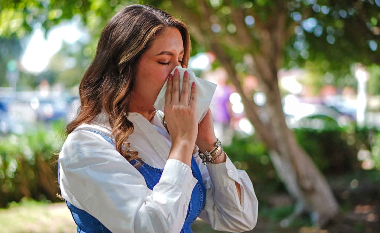 La Secretaría de Salud emite recomendaciones para reconocer síntomas de alergias estacionales, como estornudos, congestión nasal y picazón.