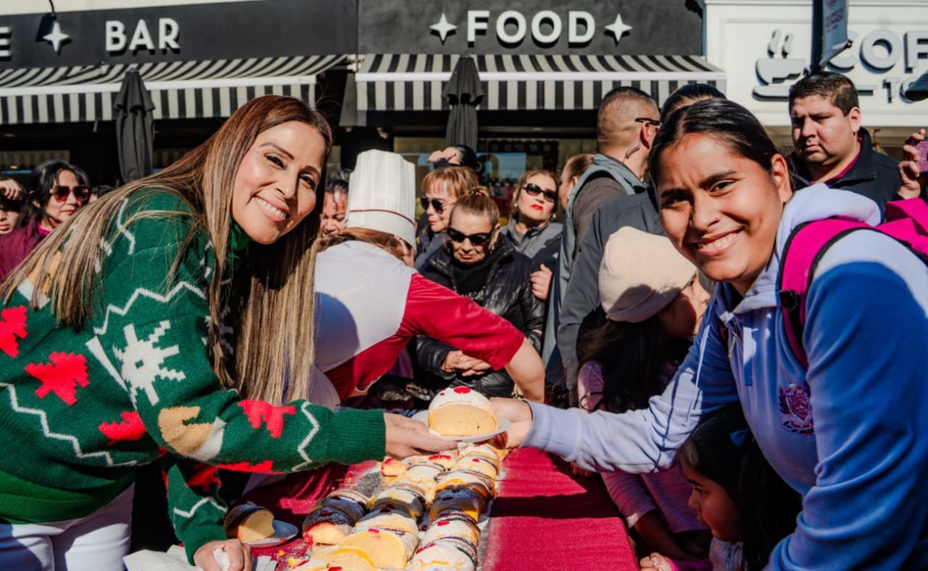 Comparte alcaldesa Claudia Agatón Mega Rosca de Reyes de 500 metros en el corazón de Ensenada