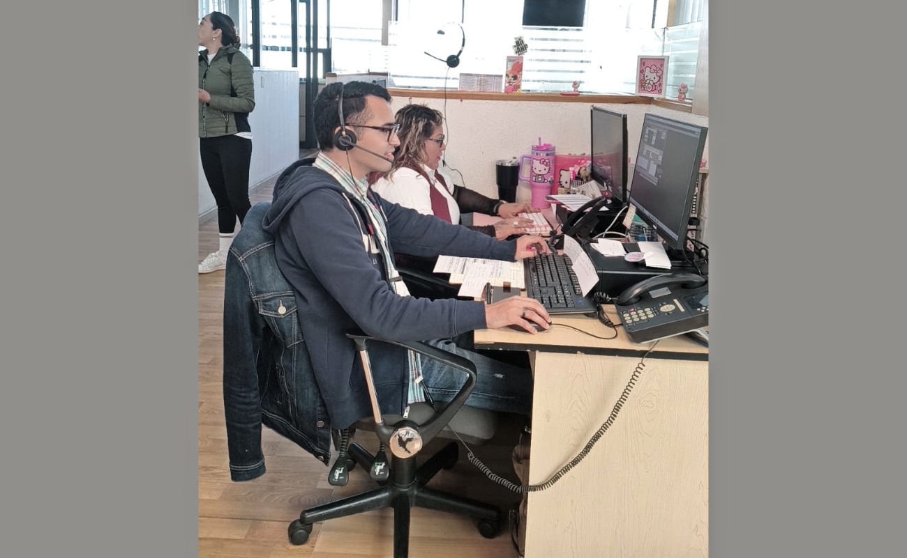 Las y los operadores atienden aproximadamente 4 mil llamadas por día.