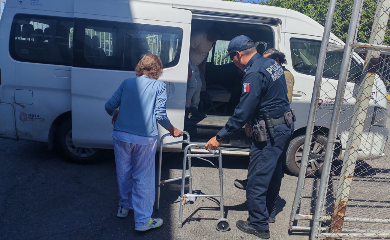 Localizan a mujer de la tercera edad que extraviada y la reúnen con su familia