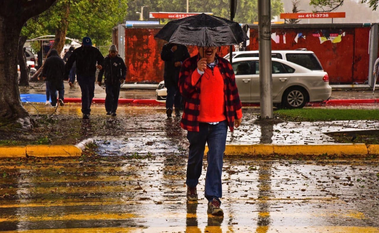 Se recomienda conducir con precaución, evitar encharcamientos y reportar riesgos al 9-1-1.