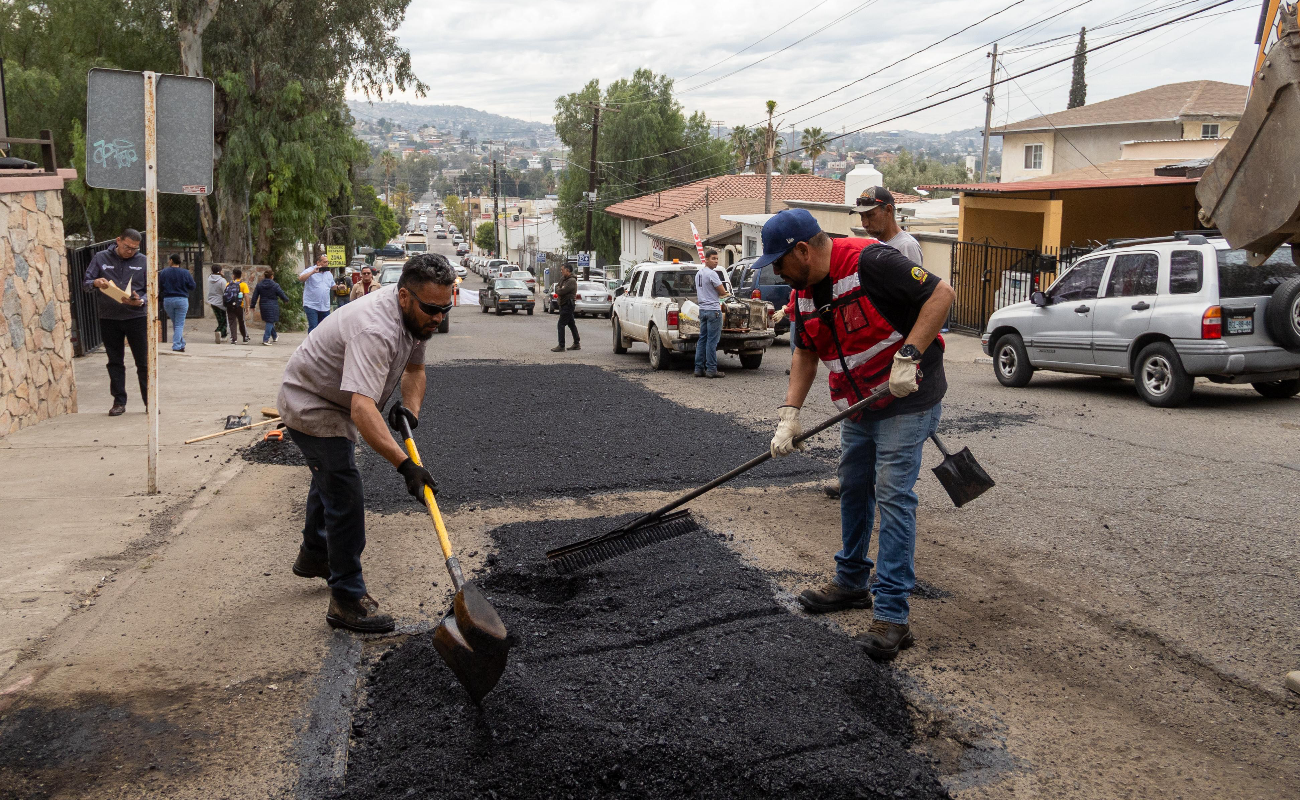 Transforman calles de Tecate con programa permanente de bacheo