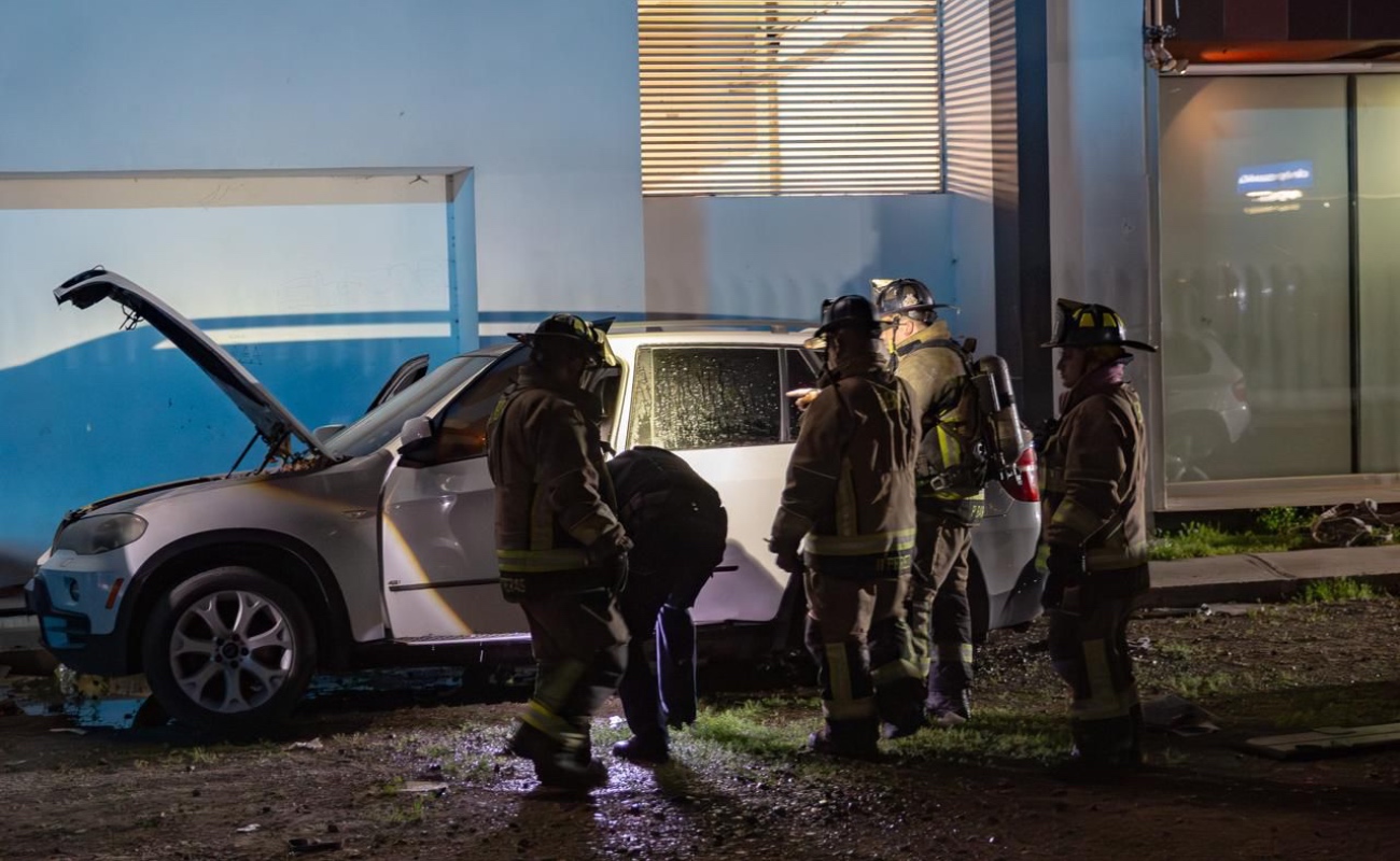 Se incendia vehículo en callejón de Zona Río