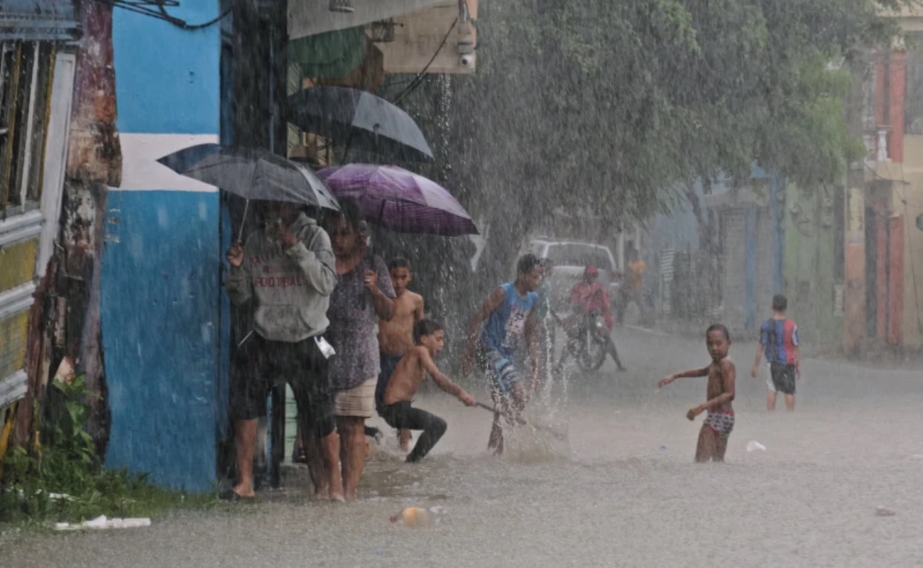 Residentes de Kingston se resguardan mientras los vientos del huracán Melissa comienzan a azotar la costa sur de Jamaica, en lo que podría convertirse en la peor tormenta de su historia.