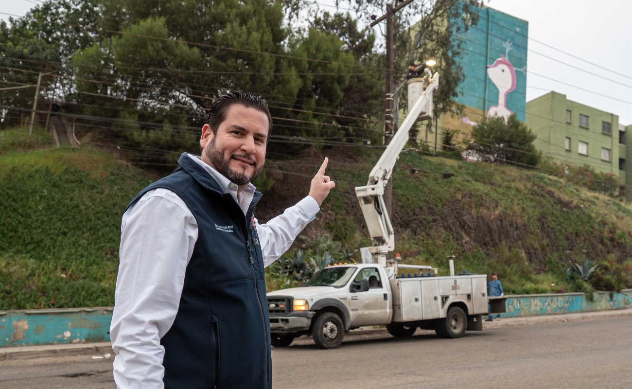 Supervisa Ismael Burgueño instalación de 120 luminarias LED en Infonavit Lomas Verdes