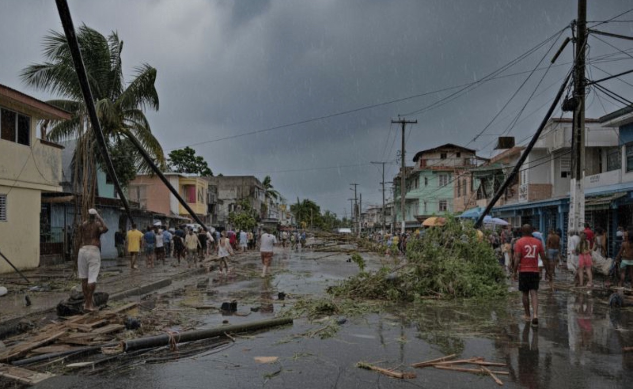 Casas destruidas y calles inundadas tras el paso del huracán Melissa por Kingston, Jamaica.
