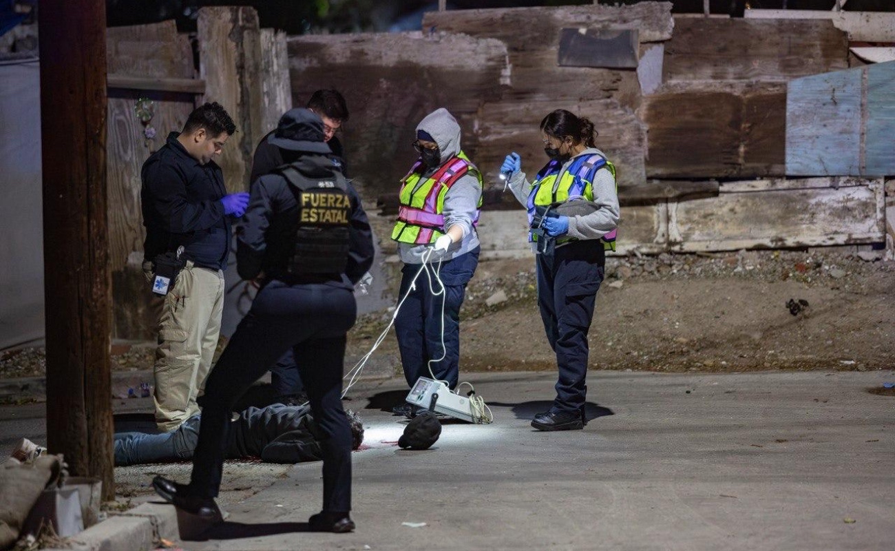 Testigos refirieron haber visto un vehículo tipo sedán de color negro salir del sitio a exceso de velocidad.