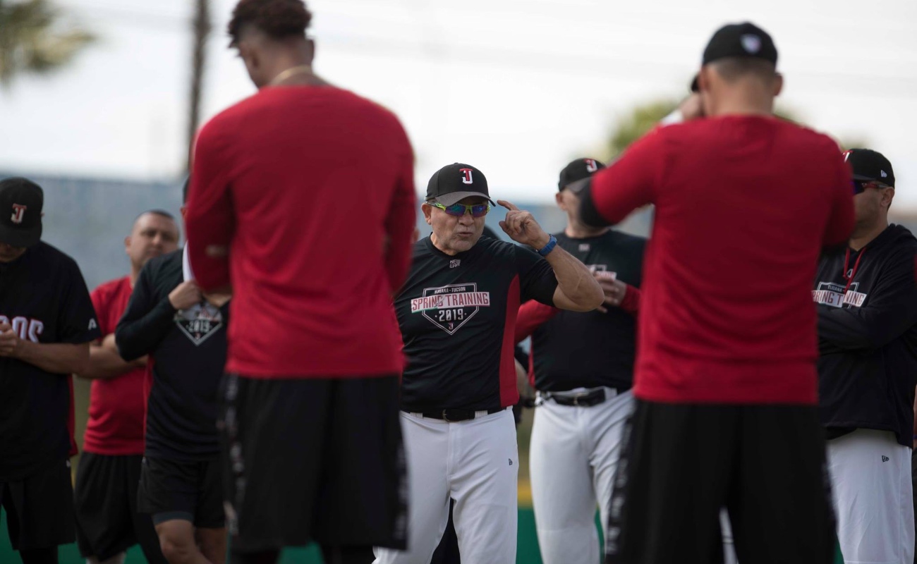 El manejador Óscar Robles designó al cubano Raúl Valdez para lanzar en el juego inaugural.