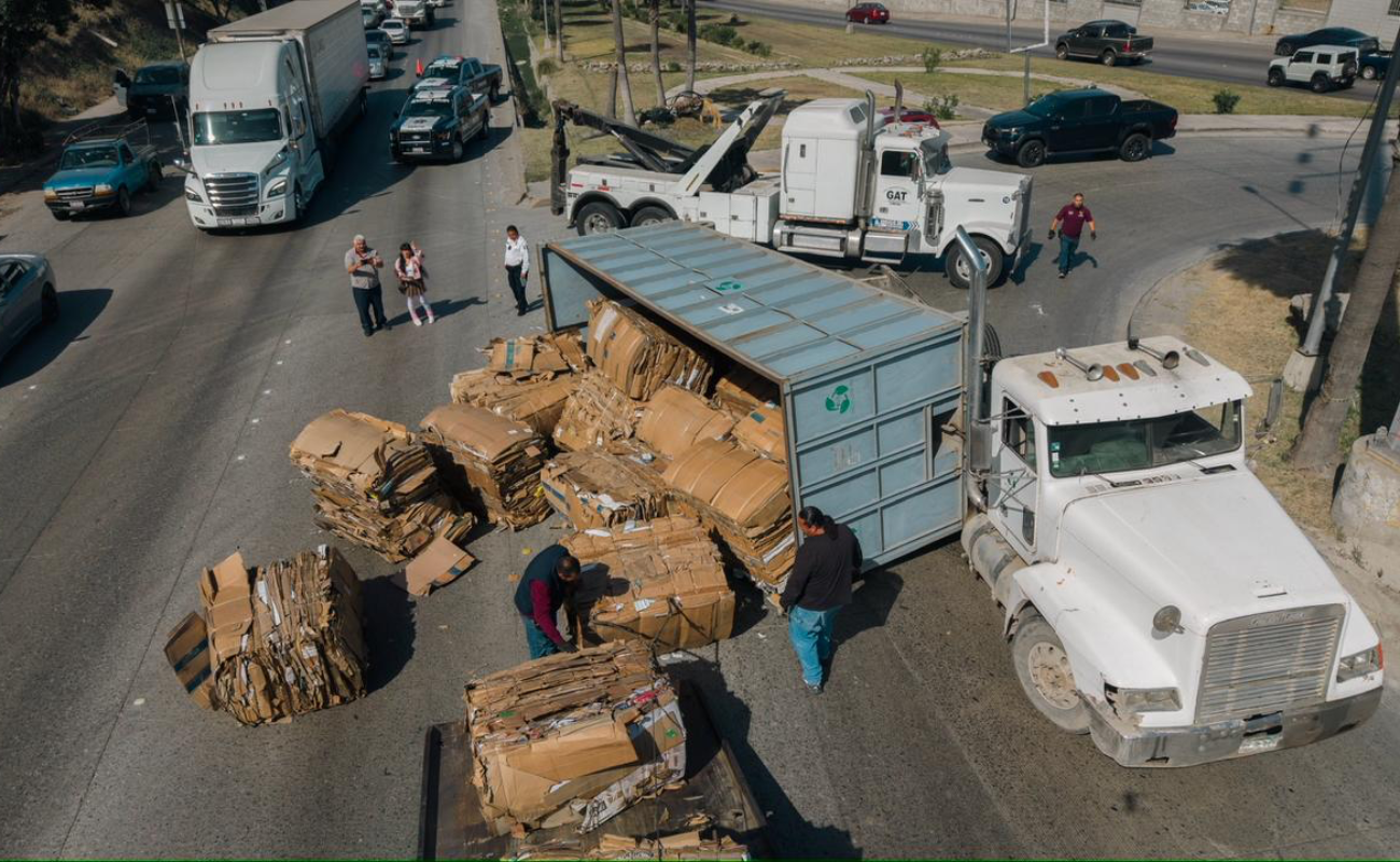 Pacas de cartón terminan sobre el camino tras volcadura en Libramiento Sur