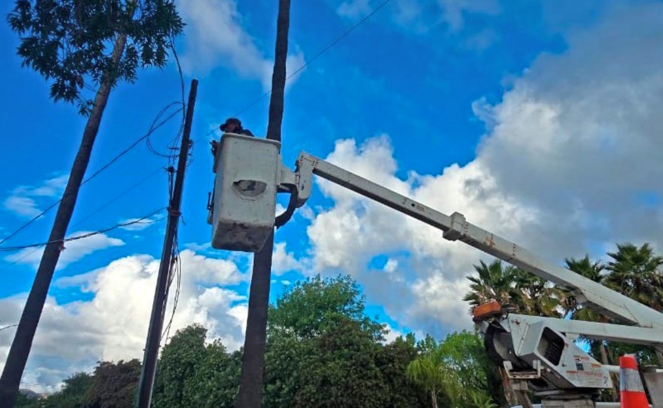 El gobierno de Ensenada, liderado por Claudia Agatón, realiza mantenimiento y reparación del alumbrado público en parques municipales para mejorar la seguridad y visibilidad.