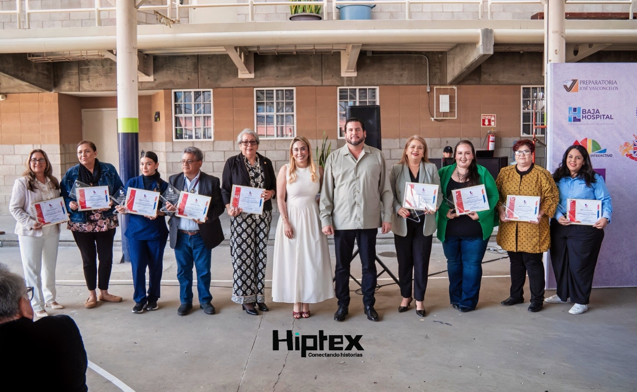 Les reconoció su vocación, compromiso y entrega en beneficio de la educación.