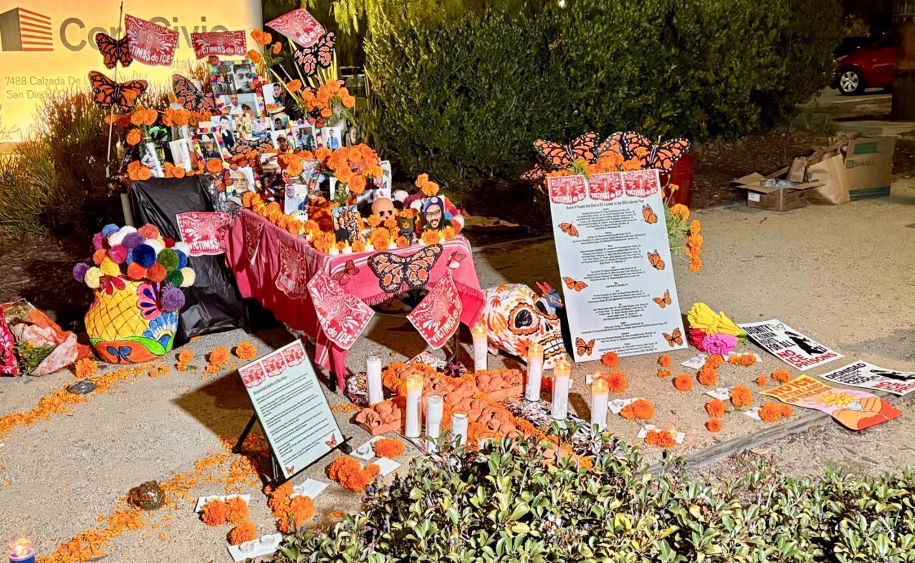 El altar de muertos fue en honor a los migrantes fallecidos a mano de las autoridades de inmigración de Estados Unidos.