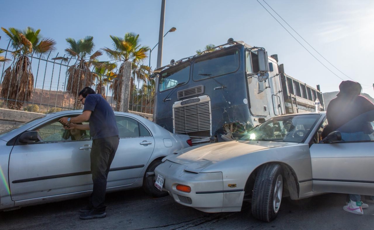 Dompe sin frenos provoca carambola de seis autos en la Vía Rápida Oriente