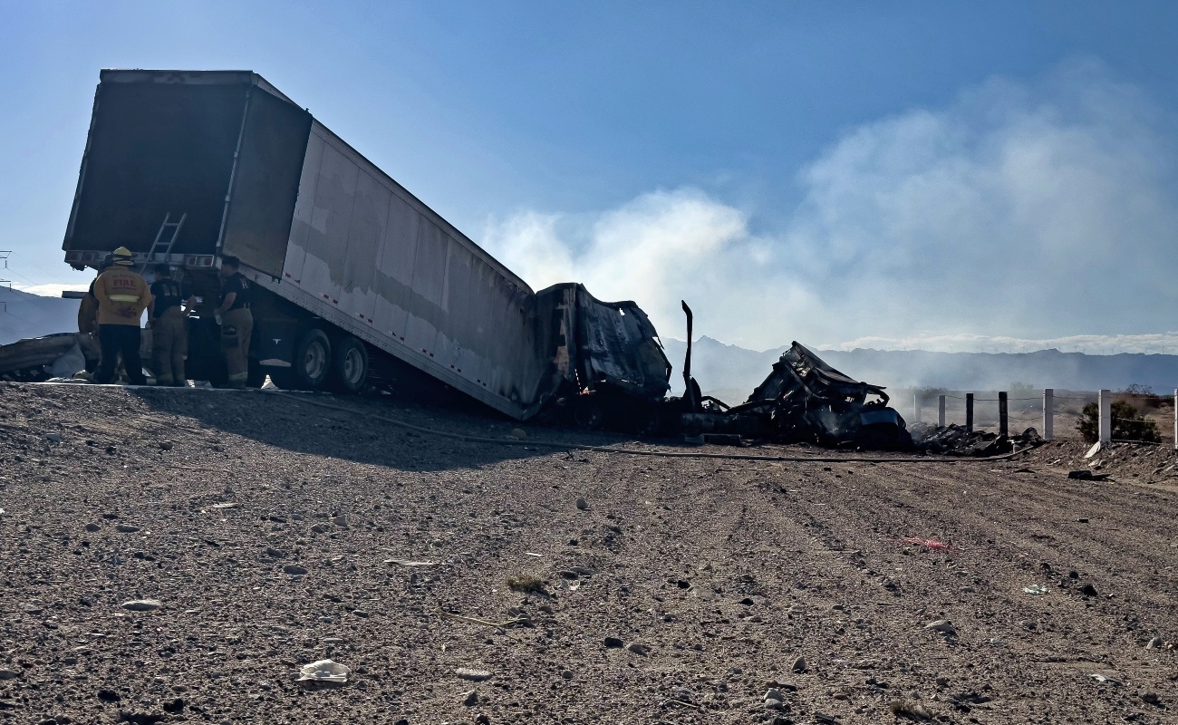 Choque entre dos tráileres deja a dos conductores sin vida en la Mexicali-Tijuana