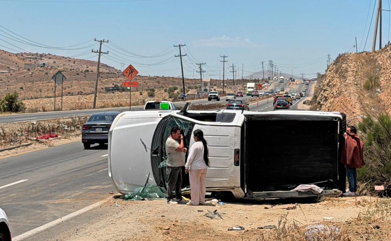 Deja volcadura sobre la carretera libre Tijuana-Tecate tres personas con heridas leves