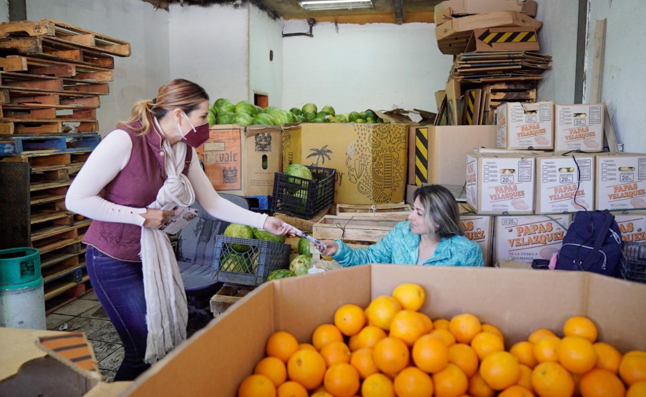 La candidata recorrió la Central de Abastos en Tijuana, a quienes planteó la importancia de la salud en su programa de gobierno.