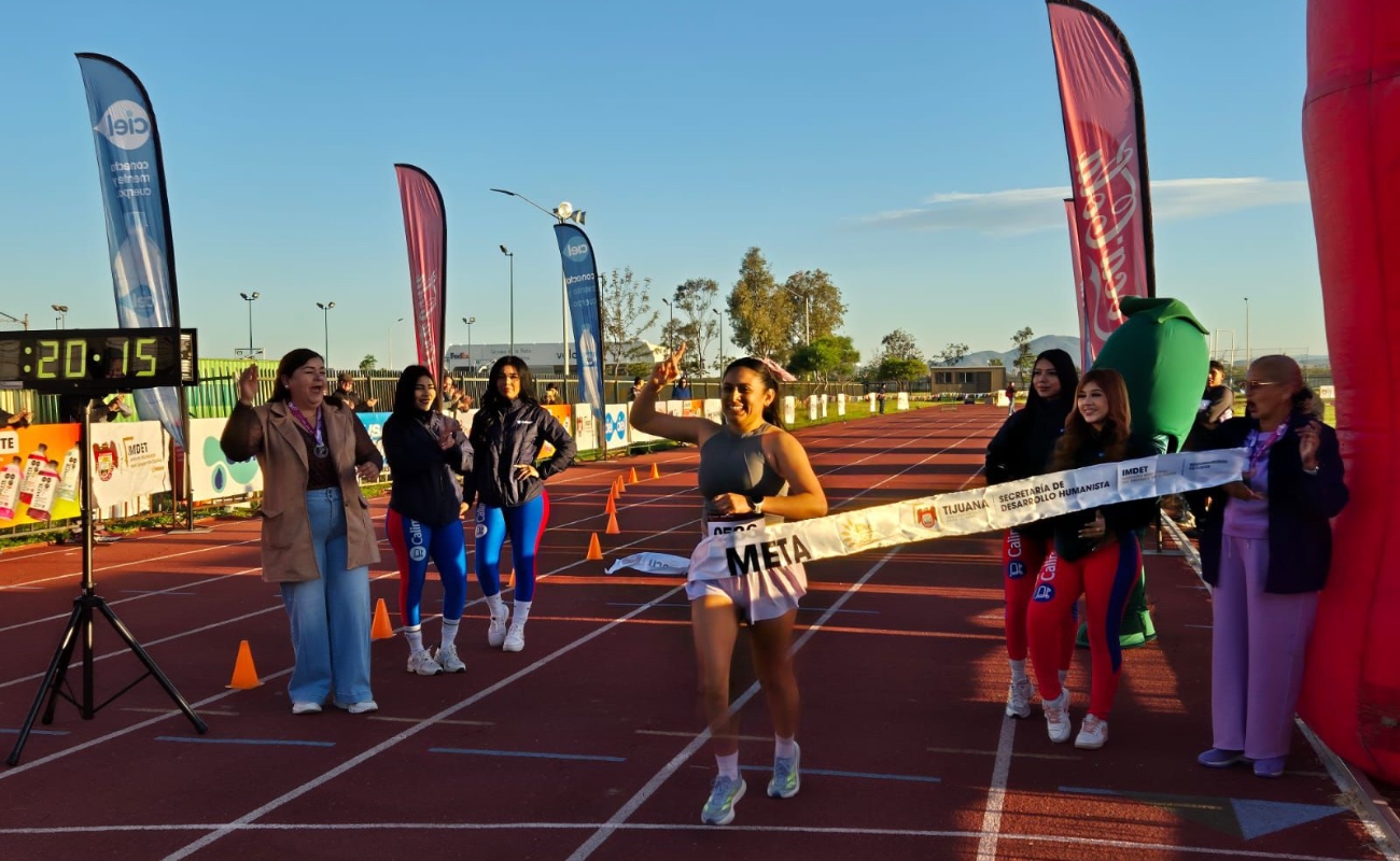 La primera corredora en cruzar la meta fue Simone Soto, quien detuvo el cronómetro en 20 minutos con 14 segundos.