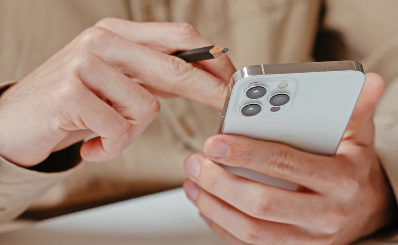 Usuarios reportan errores inesperados en el autocorrector del iPhone tras la integración de inteligencia artificial en su sistema de texto predictivo.