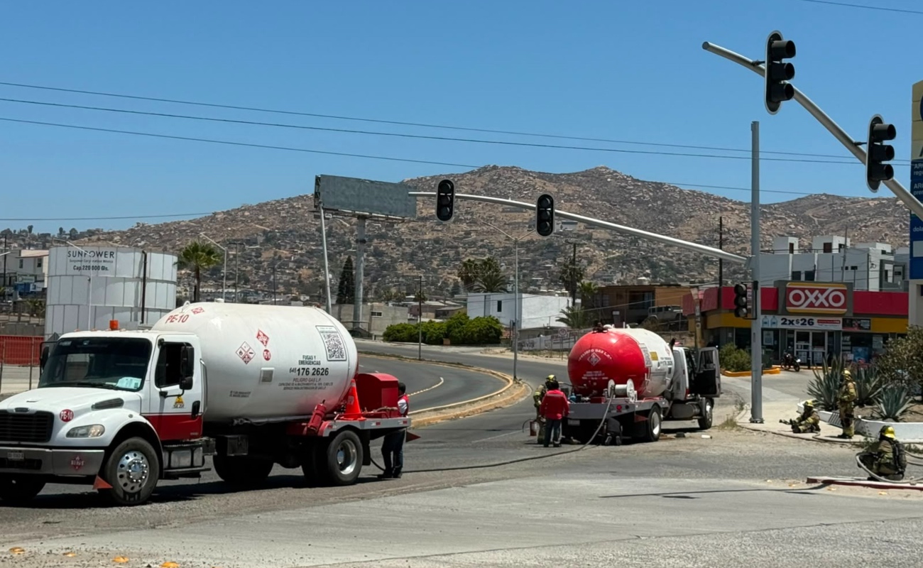 Inician trasiego de gas LP; suspenden temporalmente el servicio eléctrico en zonas aledañas