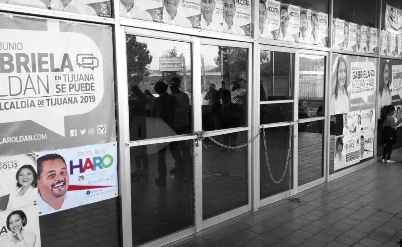 Los manifestantes colocaron cadenas con candados en la entrada de la sede municipal de PRI.