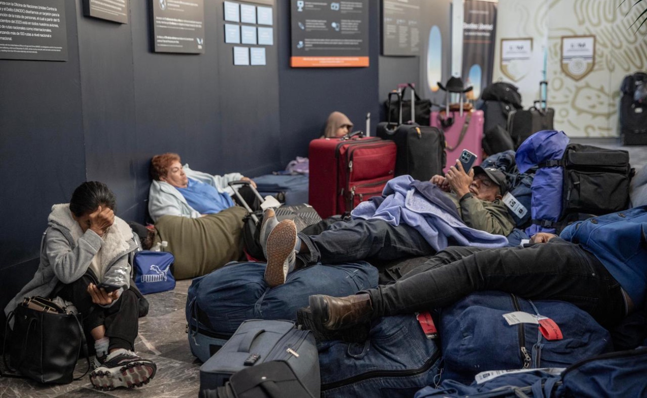 Miles de personas se encuentran esperando la reanudación de sus vuelos.