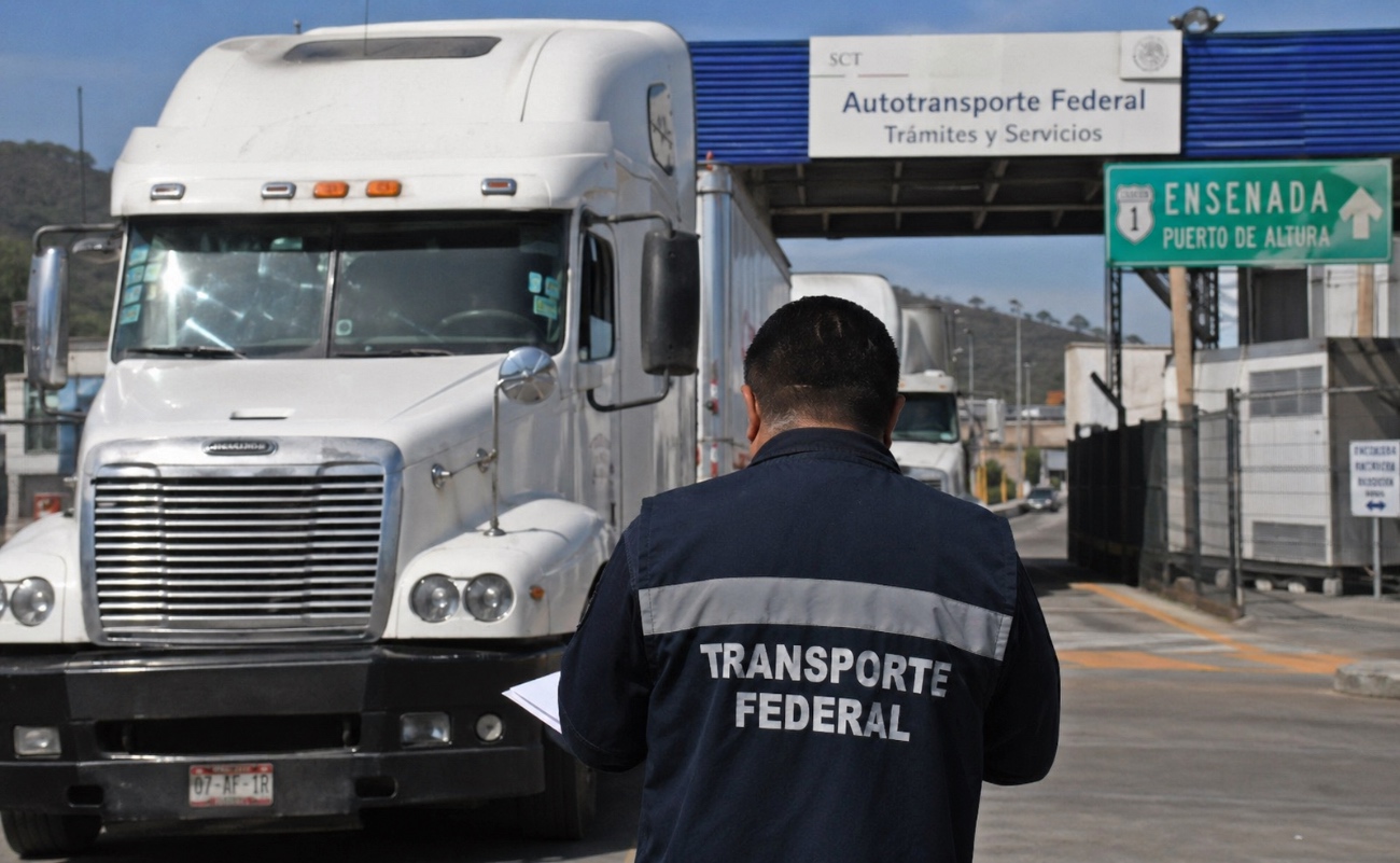 Colapsa sistema de licencias para transportistas en Ensenada