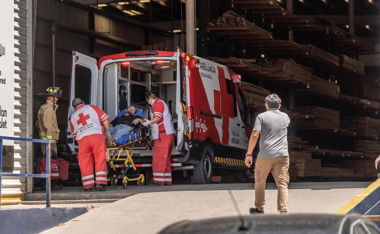 El incidente ocurrió en el establecimiento “Cubylam & Chalet, cubiertas y accesorios”, localizado frente a Macroplaza cerca del mediodía.