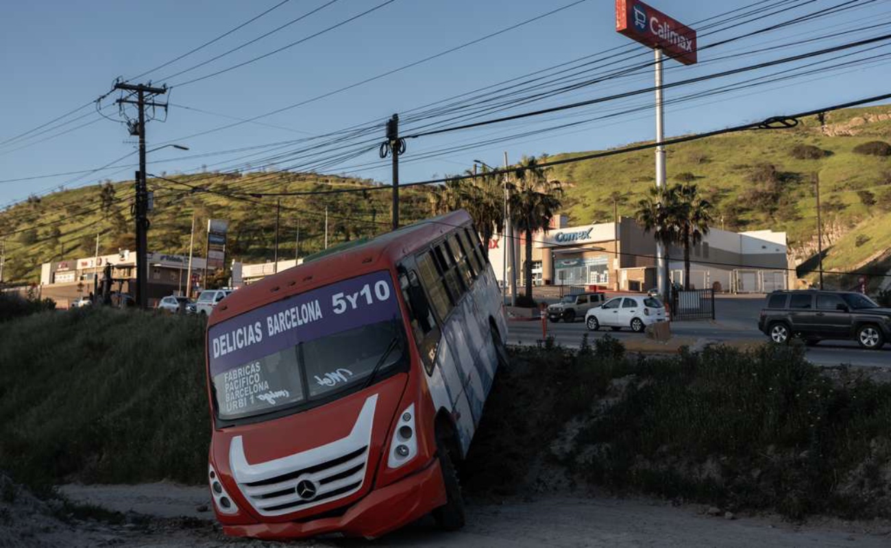 La unidad no se encontraba en servicio y a bordo únicamente viajaban el conductor y una mujer; salieron ilesos.