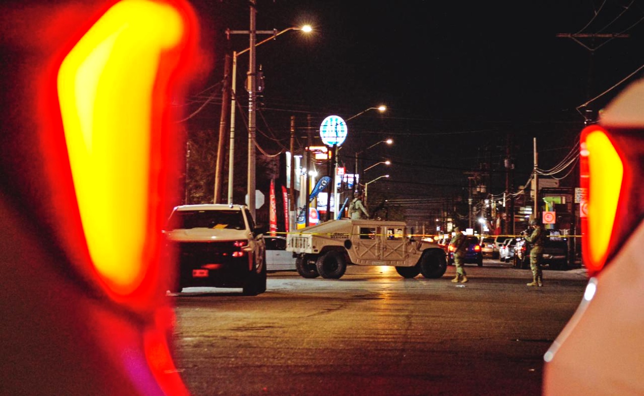 Hallan a hombre sin vida dentro de un auto en la Mártires de 1906