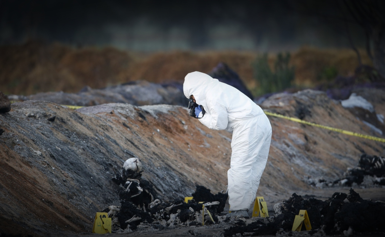 Cerca de la explosión, los trabajadores forenses marcaron montículos de cenizas con números.