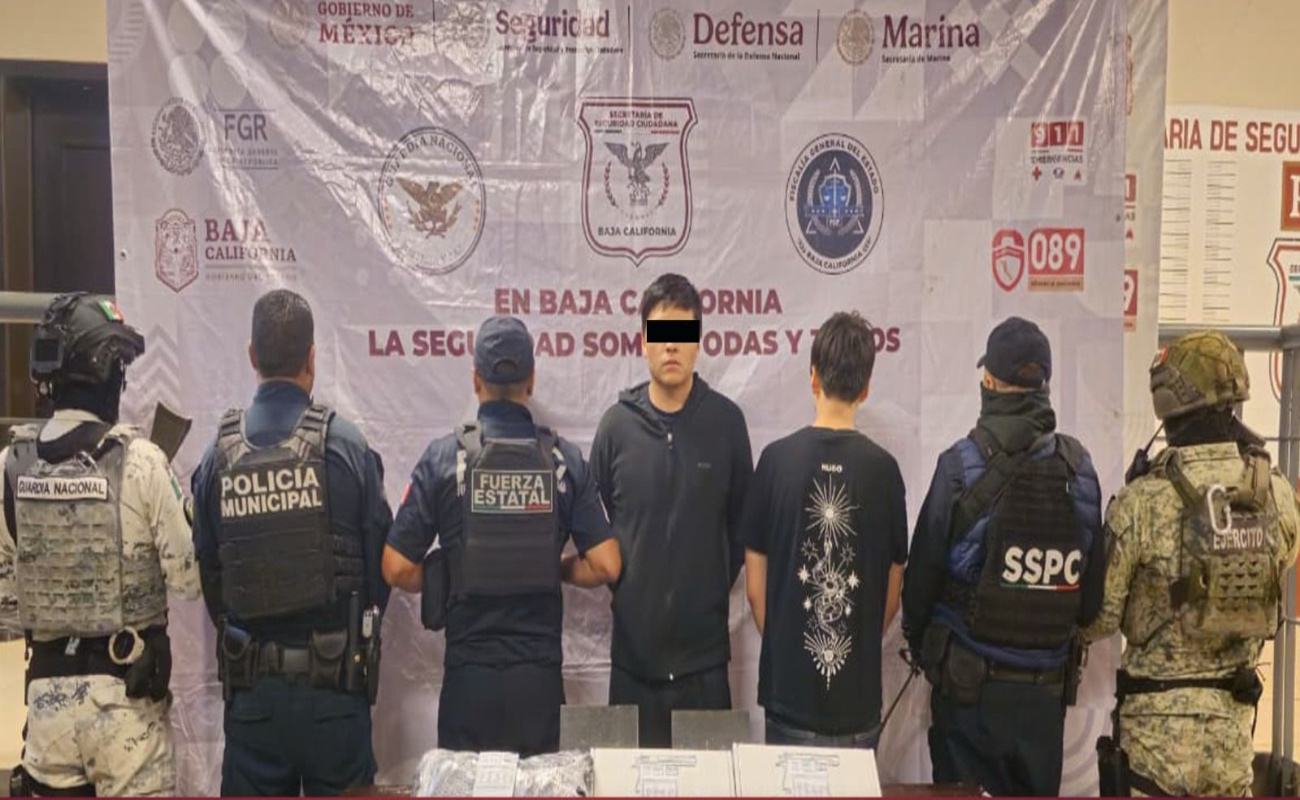 Detienen a dos jóvenes en Tijuana; les incautan droga y armas de fuego