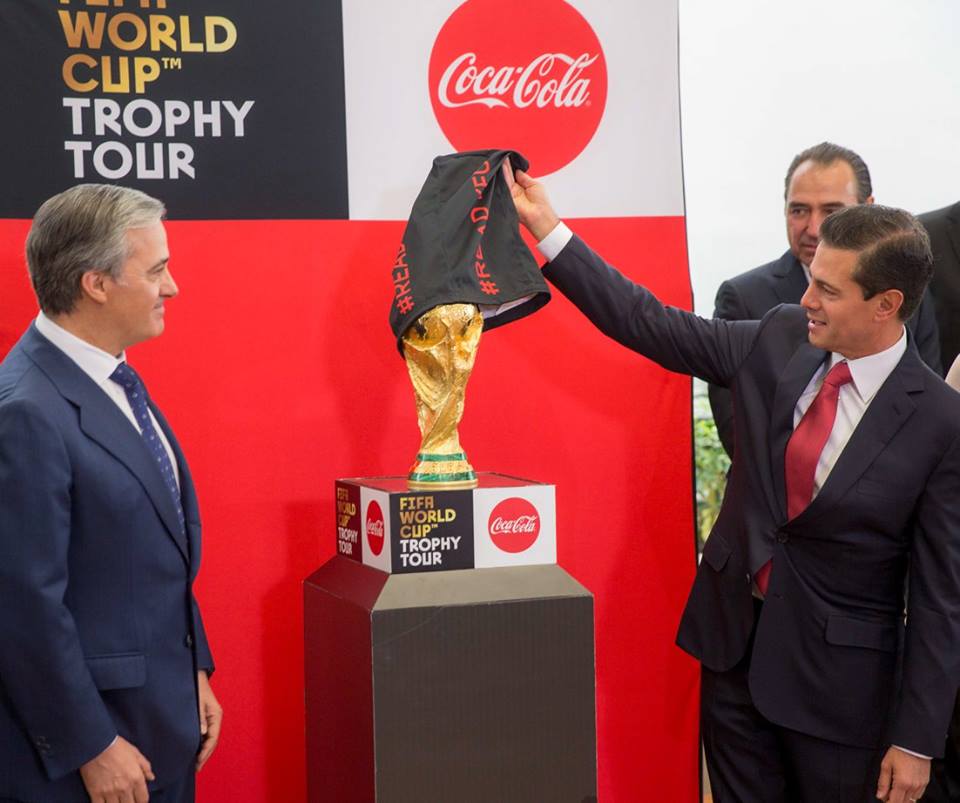 El Presidente no desperdició la oportunidad de cargar y posar el ansiado trofeo, del cual recibió una réplica en miniatura.