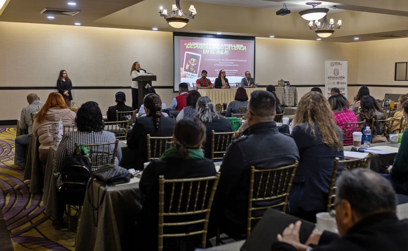 La Secretaría de Educación, a través del Programa Fortalecimiento de los Servicios de Educación Especial, impartió el taller “Desarrollando la ciencia en el aula” a supervisores, directivos y docentes de Mexicali y San Felipe.